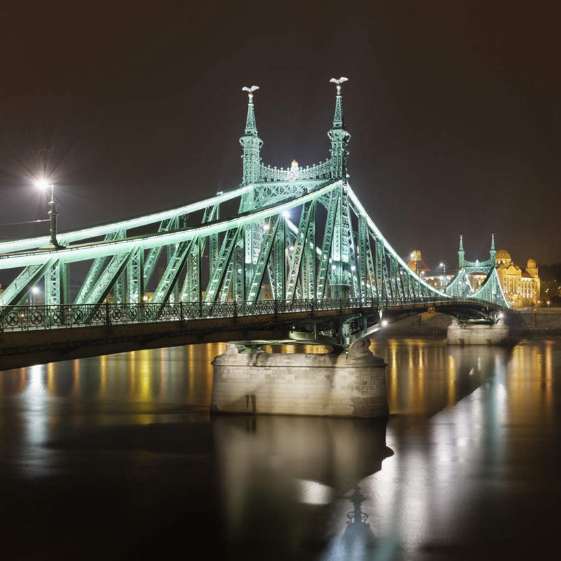 无人,栏杆,方图,室外,夜晚,正面,旅游,度假,河流,名胜古迹,水,标志建筑,大桥,地标,建筑,立交桥,路灯,桥梁,照明,欧洲,匈牙利,阴影,遗迹,光线,扶手,影子,河水,水流,高架,斜拉桥,桥,灯光,首都,古迹,文物,娱乐,建设,古建筑,护栏,灯,倒影,天空,天,享受,休闲,旅游胜地,放松,照亮,布达佩斯,倒映,照明设备,古文明,中欧,多瑙河,反照,匈牙利共和国,彩图,自由桥