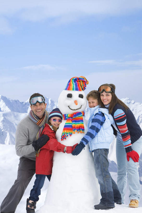 西方人,儿童,中年人,四个人,家庭,夫妻,母亲,父亲,女儿,儿子,站,握手,笑,微笑,露齿笑,竖图,室外,白天,正面,爱情,游戏,纯洁,安全,山,雪,雪山,大雪,欧洲,欧洲人,阴影,服装,装饰,光线,眼镜,影子,冰,积雪,山峰,雪景,雪人,云,云朵,冬季,冬天,防护,山峦,浪漫,玩,云彩,注视,娱乐,小孩,衣服,蓝色,白云,蓝天,天空,阳光,手套,围巾,天,观察,看,站着,休闲,温暖,温馨,父女,父子,母女,母子,一家人,棉衣,恩爱,父爱,寒冷,可爱,母爱,童年,童趣,恋人,服饰,晴朗,围脖,观看,活动,保暖,护目镜,保护,华丽,点缀,和睦,察看,冰冷,御寒,发泄,关注,消遣,智力,滑雪镜,保险,童真,烂漫,无邪,棉袄,宣泄,保全,周全,安稳,安定,衬托,美观,雅致,雅观,严寒,冰凉,酷寒,凛冽,凛凛,极冷,安全防护眼镜,棉服,冬装,平安,天真,男孩,男人,男性,女孩,女人,女性,中年男性,中年女性,白种人,孩子,夫妇,情侣,晴空,搀手,拉手,手搀手,手拉手,手牵手,手握手,玩耍,嬉戏,站立,彩图,全身,袄子,棉被服,雪镜,伴侣,融洽,防护眼镜,男生,女生,拟人