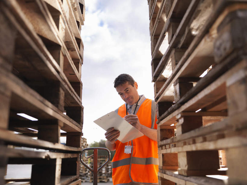 西方人,一个人,机修工,站,横图,室外,白天,仰视,工作服,制服,欧洲,欧洲人,仅一个男性,仅一个人,仅一个中年男性,一堆,许多,握,写字,阴影,堆叠,堆积,检查,光线,木制,影子,云,云朵,拿,云彩,拿着,注视,工人,蓝色,白云,蓝天,天空,阳光,木制品,容器,天,观察,看,站着,橙色,握着,晴朗,观看,储藏,堆,固定,察看,书写,储存,关注,记录板,记事板,工作制服,男人,男性,中年男性,白种人,机械师,机修工人,晴空,站立,半身,彩图,低角度拍摄,工作套服,安全服,反光背心,反光服,反光衣,货盘,贮存