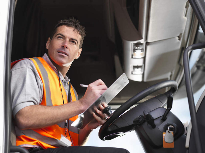 西方人,一个人,司机,坐,横图,室内,白天,仰视,工作服,制服,机器,仪器,卡车,欧洲,欧洲人,仅一个男性,仅一个人,仅一个中年男性,握,写字,笔,办公用品,集装箱,拿,拿着,扭头,注视,设备,文具,方向盘,学习用品,观察,驾驶,看,行驶,转头,握着,集装箱车,观看,货车,文具用品,控制,察看,书写,关注,记录板,驾驶室,货运车,记事板,工作制服,男人,男性,中年男性,白种人,载重汽车,坐着,半身,彩图,低角度拍摄,工作套服,安全服,反光背心,反光服,反光衣