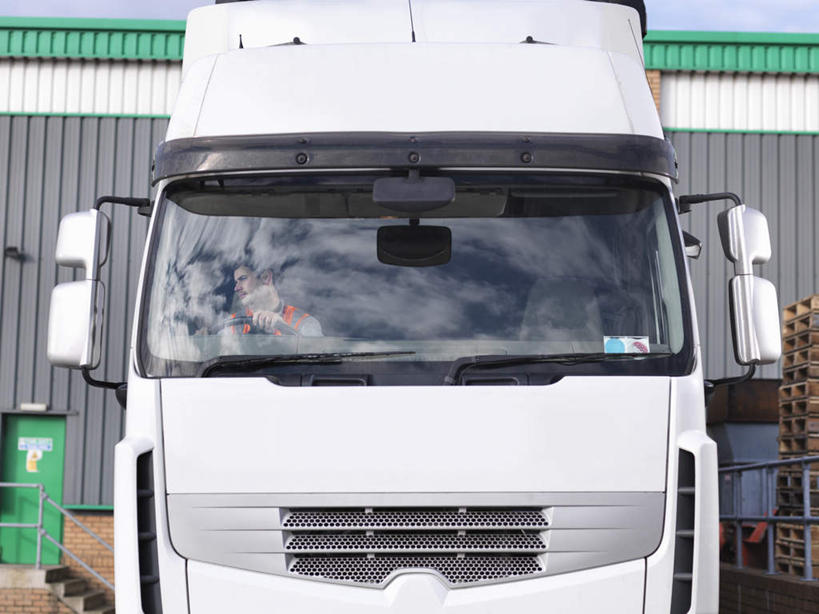 西方人,一个人,司机,坐,横图,室外,白天,正面,安全,窗户,镜子,卡车,汽车,欧洲,欧洲人,仅一个男性,仅一个人,一辆,停靠,阴影,服装,反射,光线,影子,墙,云,云朵,围墙,云彩,注视,休闲装,玻璃窗,墙壁,墙面,车,仅一个年轻男性,衣服,蓝色,白云,蓝天,天空,阳光,车窗,交通工具,天,观察,驾驶,看,行驶,休闲,休闲服,服饰,后视镜,晴朗,观看,操纵,镜像,控制,察看,生命,镜面,关注,载具,驾驶舱,操控,光学,侧视镜,把持,男人,男性,年轻男性,白种人,晴空,坐着,半身,彩图