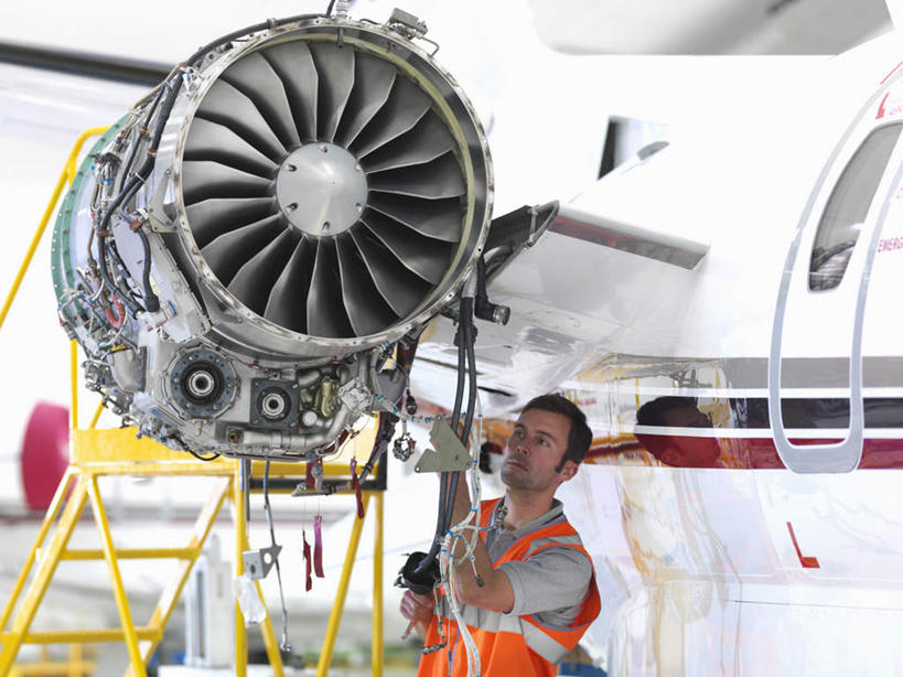 西方人,一个人,机修工,工程师,建筑工人,建筑师,站,横图,室内,白天,正面,工作服,制服,机器,天花板,飞机,照明,欧洲,欧洲人,仅一个男性,仅一个人,仅一个中年男性,检查,梯子,灯光,交通,注视,航空,顶灯,灯,工人,灯具,交通工具,观察,看,站着,发动机,机械,橙色,运输,观看,修理,照亮,察看,客机,照明设备,关注,载具,工作制服,飞机发动机,航空发动机,男人,男性,中年男性,白种人,机械师,机修工人,技师,建筑工,建筑设计师,站立,半身,彩图,工作套服,安全服,反光背心,反光服,反光衣,机库