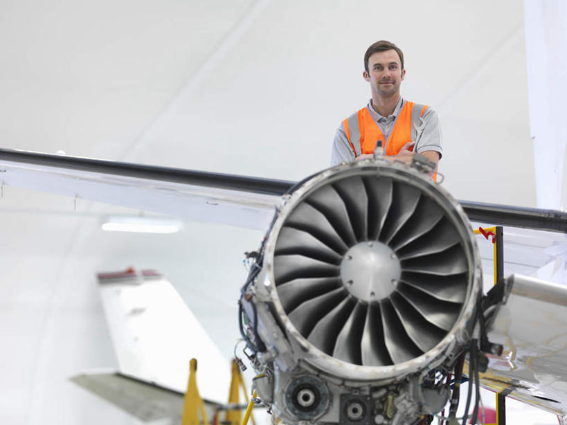 西方人,一个人,机修工,工程师,建筑工人,建筑师,站,双手交叉,横图,室内,白天,正面,工作服,制服,机器,天花板,飞机,照明,欧洲,欧洲人,仅一个男性,仅一个人,仅一个中年男性,检查,灯光,交通,注视,航空,顶灯,灯,工人,灯具,交通工具,观察,看,站着,发动机,机械,橙色,运输,观看,修理,照亮,察看,双手抱胸,客机,照明设备,关注,载具,工作制服,飞机发动机,航空发动机,男人,男性,中年男性,白种人,机械师,机修工人,技师,建筑工,建筑设计师,站立,半身,彩图,工作套服,安全服,反光背心,反光服,反光衣,机库