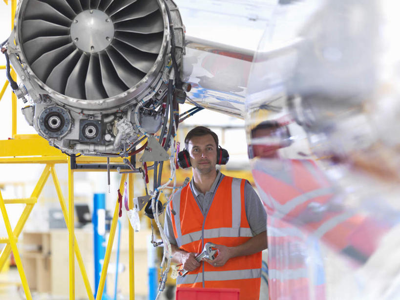 西方人,一个人,机修工,工程师,建筑工人,建筑师,站,横图,室内,白天,正面,工作服,制服,机器,天花板,飞机,照明,欧洲,欧洲人,仅一个男性,仅一个人,仅一个中年男性,检查,朦胧,模糊,灯光,交通,注视,航空,顶灯,灯,工人,灯具,交通工具,观察,看,站着,发动机,机械,橙色,运输,观看,修理,照亮,察看,客机,照明设备,关注,载具,工作制服,飞机发动机,航空发动机,男人,男性,中年男性,白种人,机械师,机修工人,技师,建筑工,建筑设计师,站立,半身,彩图,工作套服,安全服,反光背心,反光服,反光衣,机库