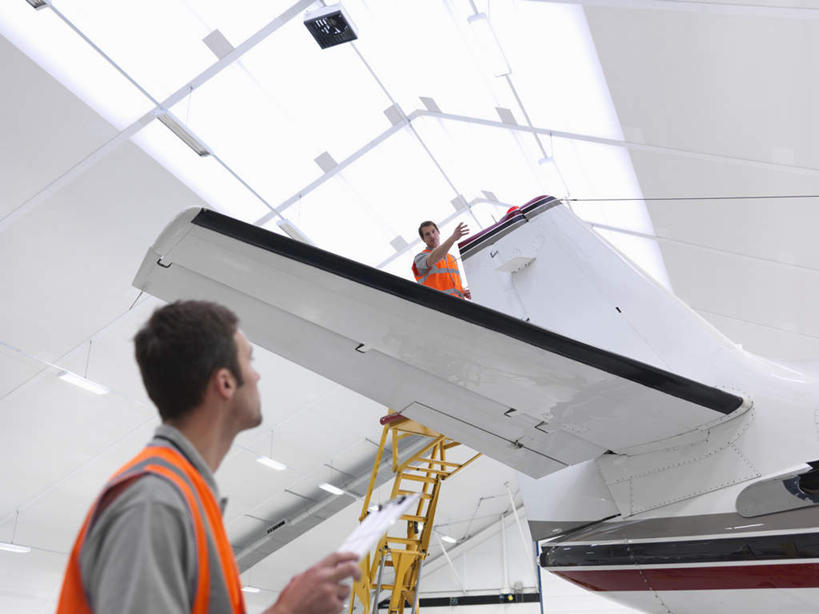 西方人,两个人,伙伴,朋友,机修工,站,横图,室内,白天,仰视,工作服,制服,友谊,合作,团队,天花板,飞机,照明,欧洲,欧洲人,握,检查,梯子,灯光,交通,拿,拿着,注视,航空,顶灯,灯,工人,灯具,交通工具,观察,看,站着,战略,握着,运输,观看,修理,照亮,察看,客机,照明设备,关注,载具,联合,合谋,工作制服,配合,协作,男人,男性,年轻男性,中年男性,白种人,机械师,机修工人,站立,半身,彩图,低角度拍摄,工作套服,安全服,反光背心,反光服,反光衣,机库