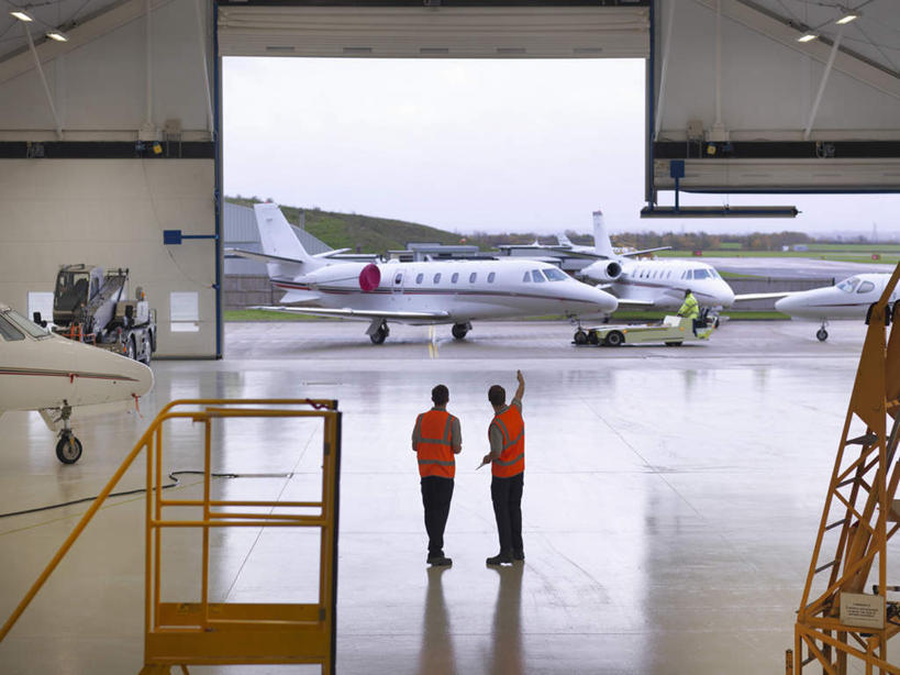 西方人,三个人,伙伴,朋友,站,横图,室内,白天,工作服,制服,友谊,合作,团队,天花板,飞机,照明,欧洲,欧洲人,指,工作,灯光,地面,交通,仓库,注视,方向,航空,顶灯,灯,背面,灯具,交通工具,观察,看,手势,站着,橙色,战略,运输,观看,照亮,察看,客机,指向,食指,照明设备,关注,载具,联合,合谋,工作制服,配合,协作,升降机,男人,男性,年轻男性,中年男性,白种人,站立,彩图,全身,工作套服,安全服,反光背心,反光服,反光衣,升降平台,升降台,机库