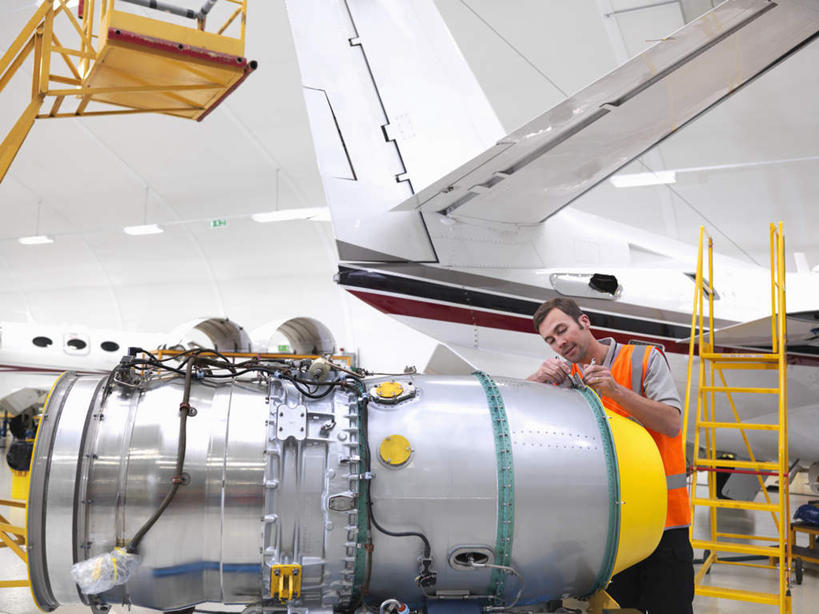 西方人,一个人,机修工,工程师,建筑工人,建筑师,站,横图,室内,白天,正面,工作服,制服,机器,天花板,飞机,照明,欧洲,欧洲人,仅一个男性,仅一个人,仅一个中年男性,检查,灯光,交通,注视,航空,顶灯,灯,工人,灯具,交通工具,观察,看,站着,发动机,机械,橙色,运输,观看,修理,照亮,察看,客机,照明设备,关注,载具,工作制服,飞机发动机,航空发动机,男人,男性,中年男性,白种人,机械师,机修工人,技师,建筑工,建筑设计师,站立,半身,彩图,工作套服,安全服,反光背心,反光服,反光衣,机库