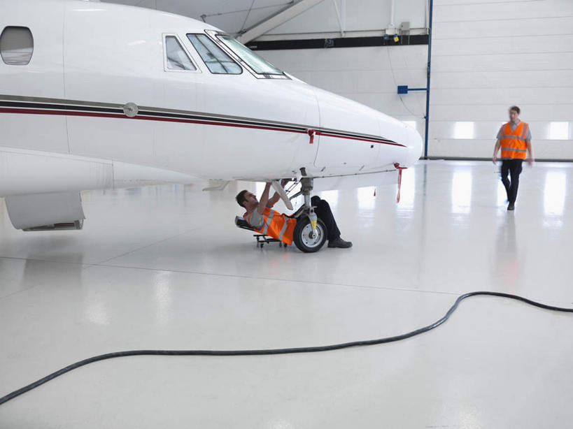 西方人,两个人,伙伴,朋友,机修工,站,躺,横图,室内,白天,正面,工作服,制服,友谊,合作,团队,天花板,飞机,照明,欧洲,欧洲人,检查,灯光,交通,注视,航空,顶灯,灯,工人,灯具,交通工具,观察,看,站着,战略,运输,观看,修理,照亮,察看,客机,照明设备,关注,载具,联合,合谋,工作制服,卧着,配合,协作,男人,男性,年轻男性,中年男性,白种人,机械师,机修工人,躺着,卧,站立,彩图,全身,工作套服,安全服,反光背心,反光服,反光衣,机库