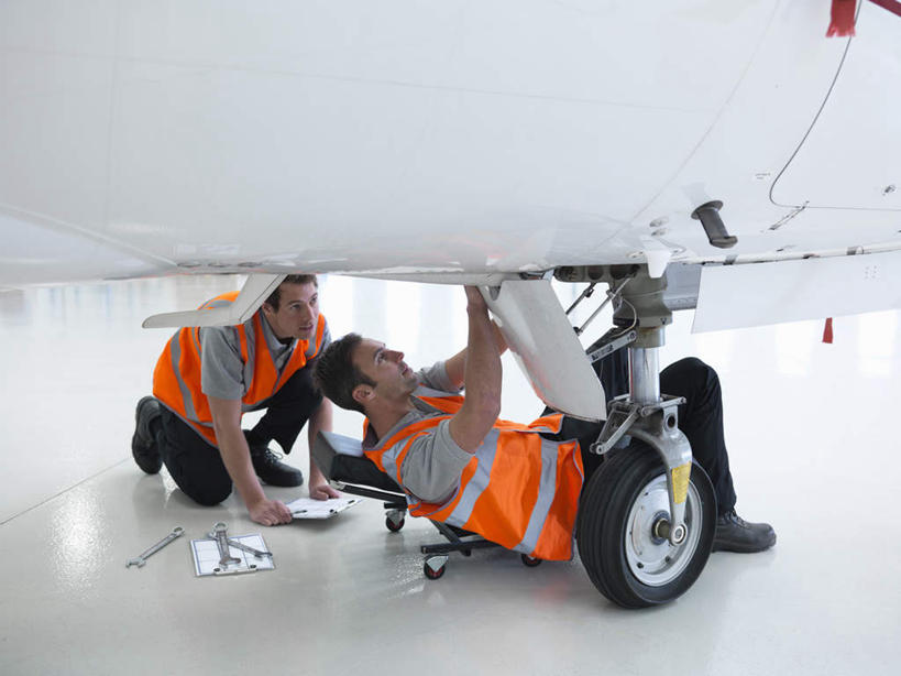 西方人,两个人,伙伴,朋友,机修工,躺,蹲,横图,室内,白天,正面,工作服,制服,友谊,合作,团队,天花板,飞机,照明,欧洲,欧洲人,检查,轮子,灯光,交通,注视,航空,顶灯,灯,工人,灯具,交通工具,观察,看,战略,运输,观看,修理,照亮,察看,客机,照明设备,关注,载具,联合,合谋,工作制服,卧着,配合,协作,男人,男性,年轻男性,中年男性,白种人,机械师,机修工人,蹲着,躺着,卧,彩图,全身,工作套服,安全服,反光背心,反光服,反光衣,机库