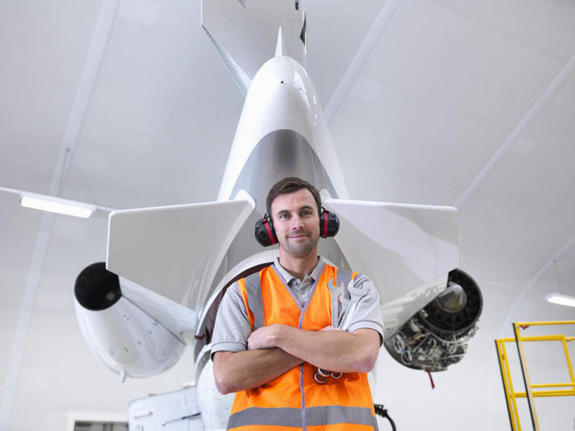 西方人,一个人,机修工,工程师,建筑工人,建筑师,站,笑,双手交叉,微笑,横图,室内,白天,仰视,工作服,制服,快乐,满意,幸福,天花板,飞机,照明,欧洲,欧洲人,仅一个男性,仅一个人,仅一个中年男性,灯光,音响,交通,音乐,注视,娱乐,航空,顶灯,灯,工人,耳机,灯具,交通工具,观察,看,站着,享受,休闲,橙色,放松,运输,观看,照亮,察看,双手抱胸,舒适,客机,享乐,照明设备,关注,载具,工作制服,男人,男性,中年男性,白种人,机械师,机修工人,技师,建筑工,建筑设计师,站立,半身,彩图,低角度拍摄,工作套服,安全服,反光背心,反光服,反光衣,机库