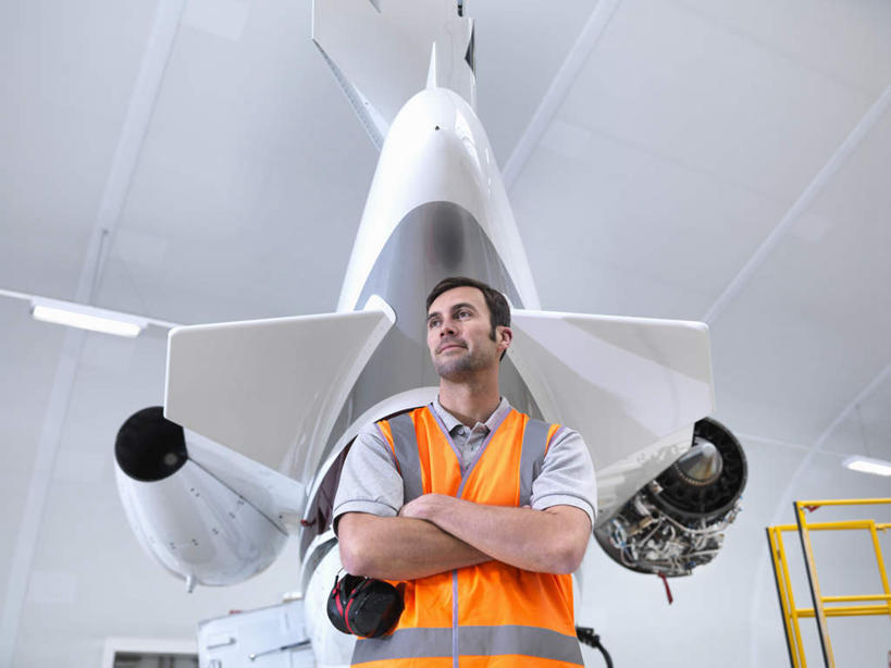 西方人,一个人,机修工,工程师,建筑工人,建筑师,站,横图,室内,白天,仰视,工作服,制服,天花板,飞机,照明,欧洲,欧洲人,仅一个男性,仅一个人,仅一个中年男性,握,检查,灯光,交通,拿,拿着,航空,顶灯,灯,工人,灯具,交通工具,站着,橙色,握着,运输,修理,照亮,客机,照明设备,载具,工作制服,男人,男性,中年男性,白种人,机械师,机修工人,技师,建筑工,建筑设计师,站立,半身,彩图,低角度拍摄,工作套服,安全服,反光背心,反光服,反光衣,机库