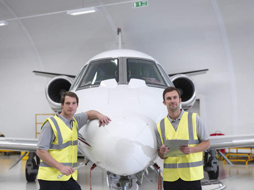 西方人,两个人,伙伴,朋友,机修工,站,笑,微笑,横图,室内,白天,正面,工作服,制服,友谊,合作,团队,天花板,飞机,照明,欧洲,欧洲人,灯光,交通,注视,航空,顶灯,灯,工人,灯具,交通工具,观察,看,靠,靠着,站着,战略,运输,观看,照亮,察看,客机,照明设备,关注,载具,记录板,记事板,联合,合谋,工作制服,配合,协作,男人,男性,年轻男性,中年男性,白种人,机械师,机修工人,站立,半身,彩图,工作套服,安全服,反光背心,反光服,反光衣,机库