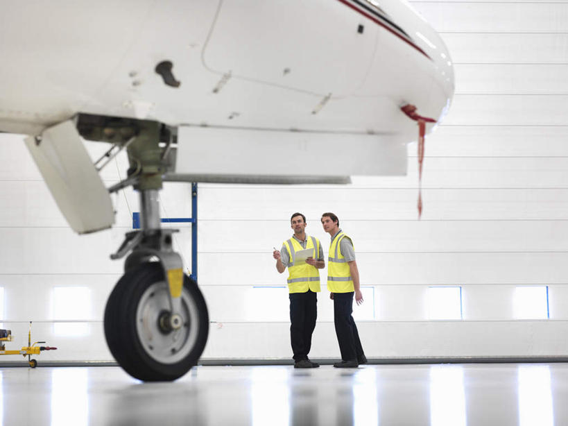 西方人,两个人,伙伴,朋友,机修工,站,说,横图,室内,白天,正面,工作服,制服,讨论,友谊,合作,团队,天花板,飞机,照明,欧洲,欧洲人,轮子,灯光,交通,注视,航空,顶灯,灯,工人,灯具,交通工具,观察,看,站着,战略,运输,观看,照亮,察看,客机,照明设备,关注,载具,联合,合谋,工作制服,交流,配合,协作,男人,男性,年轻男性,中年男性,白种人,机械师,机修工人,沟通,讲话,交谈,商讨,说话,谈话,站立,彩图,全身,工作套服,安全服,反光背心,反光服,反光衣,机库