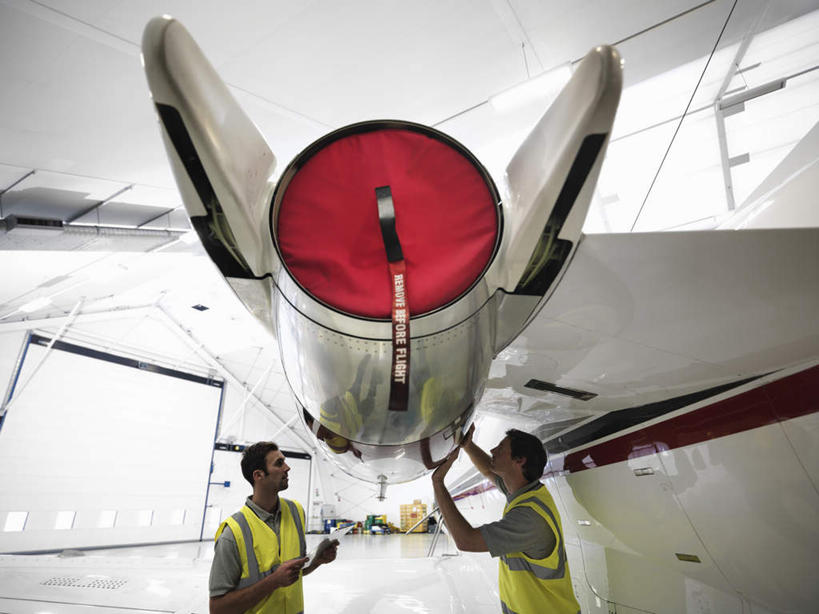 西方人,两个人,伙伴,朋友,机修工,站,举,横图,室内,白天,仰视,工作服,制服,友谊,合作,团队,机器,天花板,飞机,照明,欧洲,欧洲人,检查,灯光,交通,注视,航空,顶灯,灯,工人,灯具,交通工具,观察,看,托,站着,发动机,机械,战略,运输,观看,修理,照亮,察看,客机,照明设备,关注,载具,联合,合谋,工作制服,飞机发动机,航空发动机,配合,协作,男人,男性,年轻男性,中年男性,白种人,机械师,机修工人,举起,举手,举着,向上举,向上伸,向上托,站立,半身,彩图,低角度拍摄,工作套服,安全服,反光背心,反光服,反光衣,机库