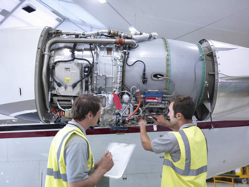 西方人,两个人,伙伴,朋友,机修工,站,横图,室内,白天,工作服,制服,友谊,合作,团队,机器,天花板,飞机,照明,欧洲,欧洲人,握,写字,检查,笔,灯光,办公用品,交通,拿,拿着,注视,航空,顶灯,灯,文具,工人,背面,学习用品,灯具,交通工具,观察,看,站着,发动机,机械,战略,握着,运输,观看,修理,文具用品,照亮,察看,书写,客机,照明设备,关注,载具,记录板,记事板,联合,合谋,工作制服,飞机发动机,航空发动机,配合,协作,男人,男性,年轻男性,中年男性,白种人,机械师,机修工人,站立,半身,彩图,工作套服,安全服,反光背心,反光服,反光衣,机库