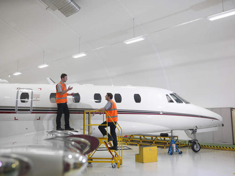 西方人,两个人,伙伴,朋友,机修工,站,横图,室内,白天,侧面,工作服,制服,友谊,合作,团队,天花板,飞机,照明,欧洲,欧洲人,检查,梯子,灯光,交通,注视,航空,顶灯,灯,工人,灯具,交通工具,观察,看,站着,战略,运输,观看,修理,照亮,察看,客机,照明设备,关注,载具,联合,合谋,工作制服,配合,协作,男人,男性,年轻男性,中年男性,白种人,机械师,机修工人,站立,彩图,全身,工作套服,安全服,反光背心,反光服,反光衣,机库