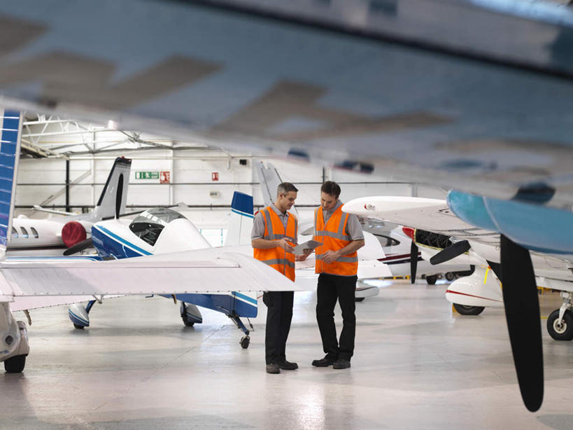 西方人,两个人,伙伴,朋友,机修工,站,横图,室内,白天,正面,工作服,制服,友谊,合作,团队,天花板,飞机,照明,欧洲,欧洲人,检查,灯光,交通,注视,航空,顶灯,灯,工人,灯具,交通工具,观察,看,站着,战略,运输,观看,修理,照亮,察看,客机,照明设备,关注,载具,联合,合谋,工作制服,配合,协作,男人,男性,年轻男性,中年男性,白种人,机械师,机修工人,站立,彩图,全身,工作套服,安全服,反光背心,反光服,反光衣,机库