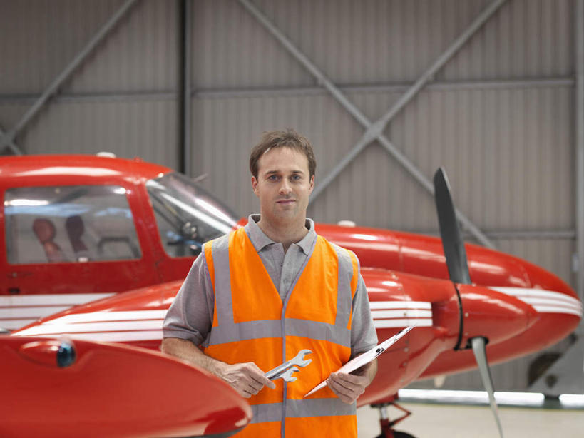 西方人,一个人,机修工,工程师,建筑工人,建筑师,站,笑,横图,室内,白天,正面,工作服,制服,天花板,飞机,照明,欧洲,欧洲人,仅一个男性,仅一个人,仅一个中年男性,握,检查,灯光,交通,拿,拿着,注视,航空,顶灯,灯,工人,灯具,交通工具,观察,看,站着,橙色,握着,运输,观看,修理,照亮,察看,客机,照明设备,关注,载具,工作制服,男人,男性,中年男性,白种人,机械师,机修工人,技师,建筑工,建筑设计师,站立,半身,彩图,工作套服,安全服,反光背心,反光服,反光衣,机库