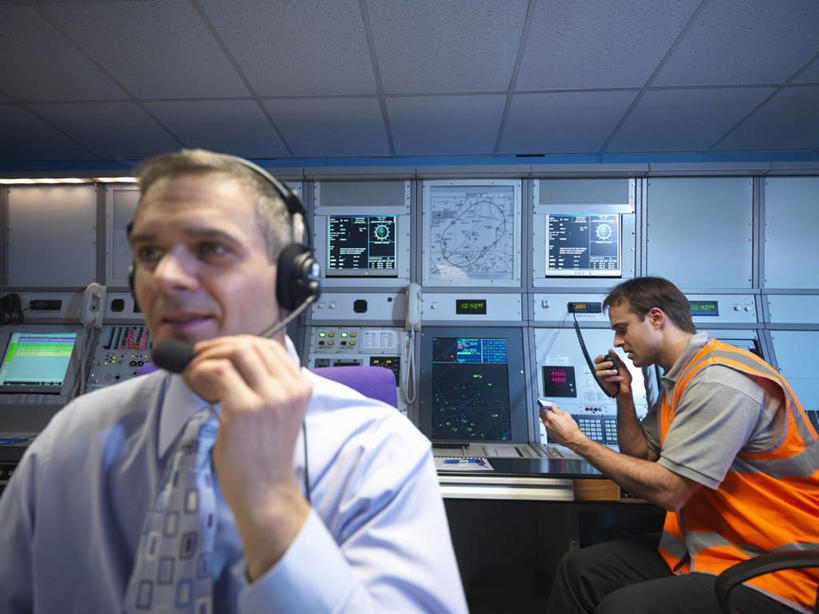 西方人,两个人,伙伴,朋友,办公室,坐,笑,微笑,横图,室内,白天,正面,工作服,制服,通讯,友谊,合作,团队,客服,天花板,椅子,欧洲,欧洲人,握,信息,笔,标志,数字,文字,字符,办公用品,指针,拿,话务员,拿着,注视,标识,文具,耳机,耳麦,话筒,学习用品,观察,看,橙色,战略,服务,握着,通信,阿拉伯数字,观看,协调,文具用品,察看,麦克风,头戴式耳麦,关注,销售,记录板,仪表盘,记事板,客服人员,电话销售,联合,合谋,工作制服,接待员,配合,协作,男人,男性,中年男性,白种人,接线员,坐着,半身,彩图,工作套服,安全服,反光背心,反光服,反光衣,头戴式耳机