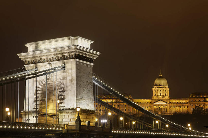 无人,横图,室外,夜晚,仰视,旅游,度假,名胜古迹,标志建筑,大桥,地标,建筑,立交桥,路灯,桥梁,照明,欧洲,匈牙利,阴影,遗迹,光线,影子,高架,拱门,斜拉桥,桥,灯光,首都,古迹,文物,娱乐,建设,古建筑,灯,天空,天,享受,休闲,旅游胜地,放松,铁环,锁链,链条,照亮,布达佩斯,束缚,照明设备,限制,古文明,中欧,约束,匈牙利共和国,链子桥,彩图,低角度拍摄