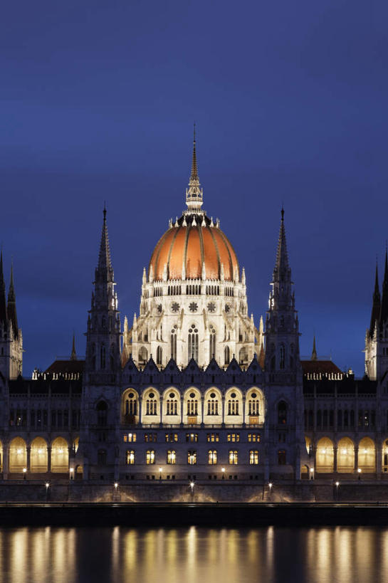 无人,竖图,室外,夜晚,正面,旅游,度假,河流,水,欧洲,匈牙利,阴影,光线,影子,河水,水流,云,云朵,尖顶,灯光,首都,云彩,娱乐,蓝色,倒影,蓝天,天空,天,享受,休闲,放松,布达佩斯,倒映,中欧,多瑙河,反照,匈牙利共和国,彩图,匈牙利国会大厦