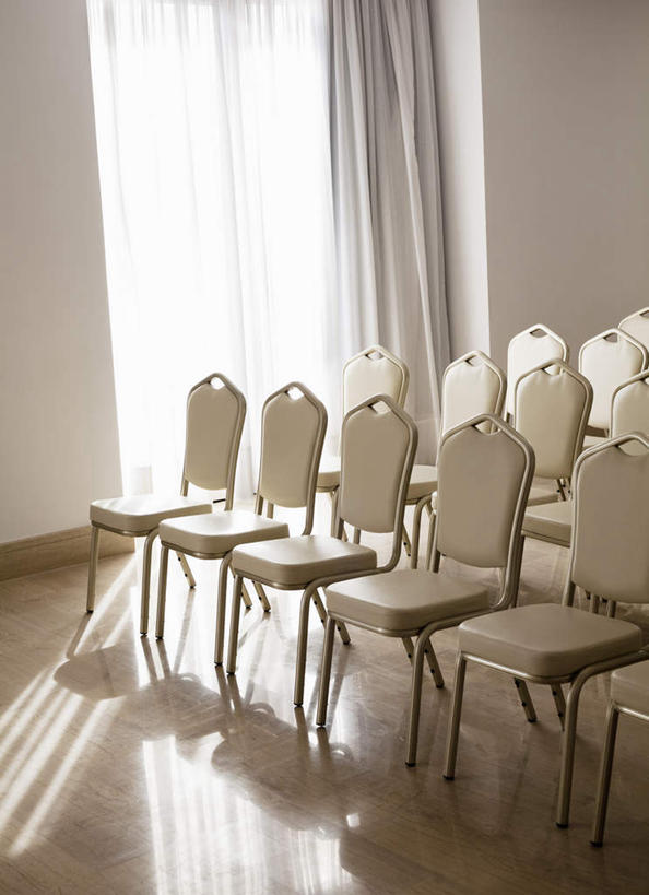 无人,会议室,竖图,俯视,室内,白天,窗户,窗帘,落地窗,椅子,一排,许多,阴影,整齐,装饰,反射,影子,墙,地面,玻璃窗,墙壁,墙面,排列,白色,帘子,会议椅,遮阳,华丽,修饰,办公椅,点缀,队列,衬托,美观,雅致,雅观,商务椅,培训椅,彩图,高角度拍摄