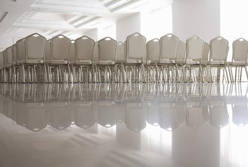 无人,会议室,横图,室内,白天,正面,天花板,椅子,一排,许多,阴影,整齐,反射,影子,地面,排列,白色,会议椅,办公椅,队列,商务椅,培训椅,彩图