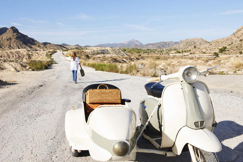 西方人,一个人,走,横图,室外,白天,沙漠,山,植物,道路,路,公路,摩托车,欧洲,欧洲人,仅一个女性,仅一个人,一辆,握,阴影,服装,裤子,枯萎,光线,墨镜,眼镜,影子,山峰,云,云朵,枯草,交通,山峦,拿,云彩,拎,拿着,牛仔裤,休闲装,车,草,背面,衣服,黄色,蓝色,白云,蓝天,天空,阳光,太阳镜,太阳眼镜,交通工具,天,仅一个中年女性,休闲,休闲服,遮阳镜,握着,服饰,能源,晴朗,燃料,资源,载具,抛锚,能量,汽油,燃油,女人,女性,中年女性,白种人,大漠,砂漠,晴空,马路,步行,散步,走路,彩图,全身,油桶,拎着