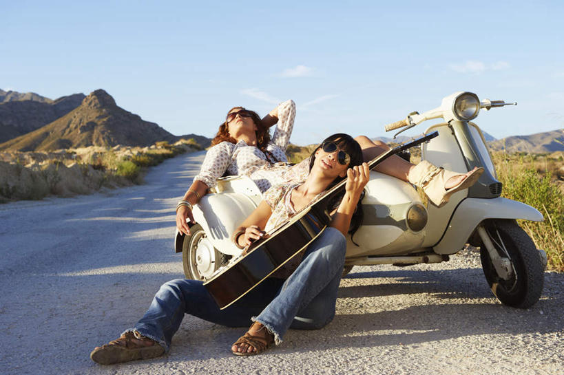 两个人,伙伴,朋友,坐,抱,横图,室外,白天,正面,裙子,友谊,沙漠,山,植物,道路,路,公路,摩托车,阴影,服装,裤子,枯萎,光线,墨镜,眼镜,影子,山峰,云,云朵,枯草,吉他,乐器,弦乐器,交通,山峦,弹奏,演奏,云彩,注视,牛仔裤,休闲装,拎包,车,草,衣服,黄色,蓝色,白云,蓝天,天空,阳光,太阳镜,太阳眼镜,交通工具,天,观察,看,靠,靠着,休闲,休闲服,遮阳镜,短裙,服饰,晴朗,抱着,观看,半身裙,察看,搂着,关注,载具,弹拨弦鸣乐器,友情,年轻女性,女人,女性,中年女性,大漠,砂漠,晴空,马路,搂,坐着,彩图,全身,弹拨弦乐器