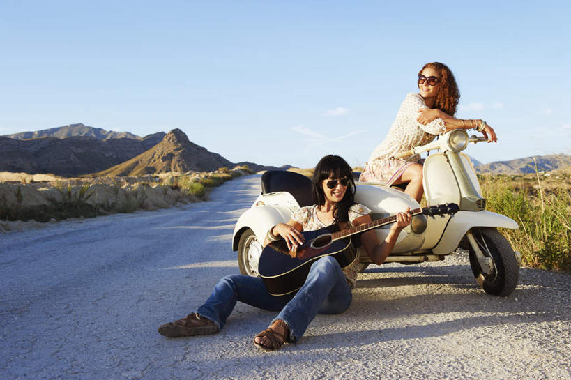 两个人,伙伴,朋友,坐,抱,横图,室外,白天,正面,裙子,友谊,沙漠,山,植物,道路,路,公路,摩托车,阴影,服装,裤子,枯萎,光线,墨镜,眼镜,影子,山峰,云,云朵,枯草,吉他,乐器,弦乐器,交通,山峦,弹奏,演奏,云彩,注视,牛仔裤,休闲装,拎包,车,草,衣服,黄色,蓝色,白云,蓝天,天空,阳光,太阳镜,太阳眼镜,交通工具,天,观察,看,靠,靠着,休闲,休闲服,遮阳镜,短裙,服饰,晴朗,抱着,观看,半身裙,察看,搂着,关注,载具,弹拨弦鸣乐器,友情,年轻女性,女人,女性,中年女性,大漠,砂漠,晴空,马路,搂,坐着,彩图,全身,弹拨弦乐器