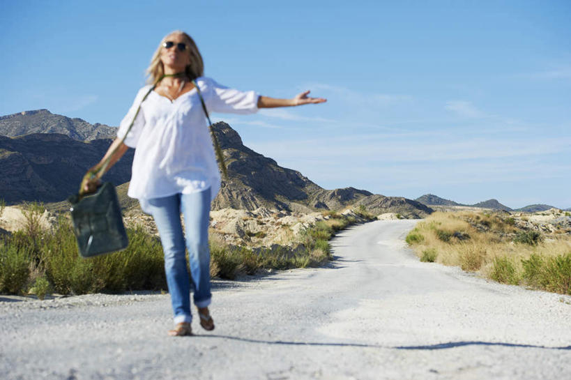 西方人,一个人,走,伸展双臂,横图,室外,白天,正面,草地,草坪,山,植物,道路,路,公路,欧洲,欧洲人,仅一个女性,仅一个人,握,阴影,服装,裤子,光线,墨镜,眼镜,影子,山峰,云,云朵,交通,山峦,拿,云彩,拎,拿着,注视,牛仔裤,休闲装,草,衣服,蓝色,绿色,白色,白云,蓝天,天空,阳光,太阳镜,太阳眼镜,天,观察,看,仅一个中年女性,休闲,休闲服,遮阳镜,握着,服饰,能源,晴朗,观看,燃料,资源,察看,关注,能量,汽油,燃油,女人,女性,中年女性,白种人,晴空,马路,步行,敞开双臂,散步,伸开双臂,展开双肩,张开手臂,张开双臂,走路,彩图,全身,油桶,拎着