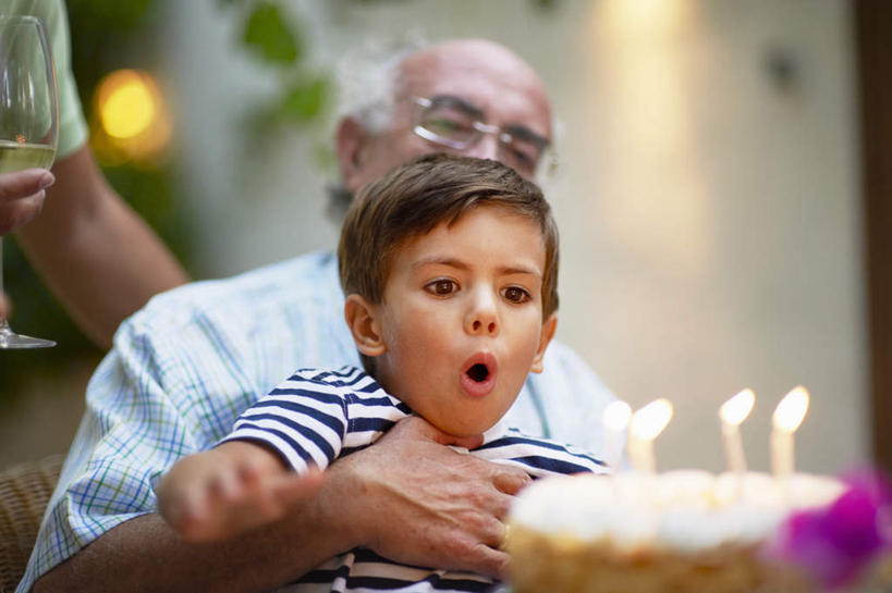 点心,西方人,儿童,中年人,老年人,三个人,母亲,儿子,祖父,三代同堂,坐,抱,笑,微笑,横图,室外,白天,正面,纯洁,餐桌,桌子,蜡烛,照明,欧洲,欧洲人,阴影,条纹,服装,朦胧,模糊,盛开,光线,壁灯,火焰,影子,烛光,墙,庭院,院子,灯光,食品,燃烧,花蕾,注视,休闲装,文化,祖孙三代,墙壁,墙面,灯,花,花瓣,花朵,鲜花,食物,糕点,一朵,小孩,衣服,红色,灯具,生日蛋糕,花苞,花蕊,吹,点燃,观察,看,祈祷,休闲,温暖,温馨,母子,休闲服,可爱,母爱,童年,童趣,许愿,服饰,爷爷,餐台,抱着,观看,纪念,祖孙,祈求,照亮,和睦,察看,搂着,照明设备,关注,童真,烂漫,无邪,外公,外祖父,外孙,外孙子,平安,天真,老年男性,男孩,男人,男性,女人,女性,中年女性,白种人,孩子,全家福,孙子,搂,搂抱,坐着,半身,彩图,融洽,蛋糕,男生,多代同堂,妈妈