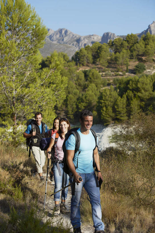 西方人,四个人,夫妻,伙伴,朋友,走,笑,微笑,露齿笑,竖图,室外,白天,正面,爱情,友谊,草地,草坪,植物,道路,路,欧洲,欧洲人,阴影,服装,裤子,光线,包,工具,器材,影子,小路,交通,浪漫,旅行包,注视,牛仔裤,休闲装,草,树,树木,衣服,蓝色,绿色,蓝天,天空,阳光,自然,背包,天,观察,看,休闲,休闲服,器械,恩爱,恋人,服饰,生长,晴朗,成长,拐杖,观看,察看,关注,露营,睡袋,野营,万里无云,宿营,登山杖,快捷,辅助设备,方便,旅游包,登山棍,友情,男人,男性,年轻男性,年轻女性,女人,女性,中年男性,白种人,夫妇,情侣,晴空,晴空万里,步行,登山,爬山,散步,走路,彩图,全身,伴侣,双肩包