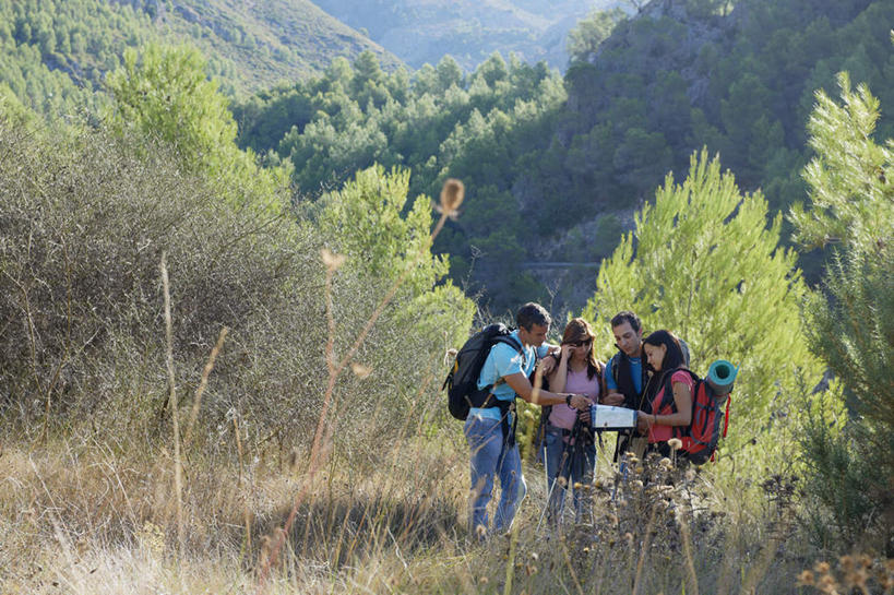 西方人,四个人,夫妻,伙伴,朋友,站,笑,说,微笑,露齿笑,横图,室外,白天,正面,爱情,讨论,友谊,草地,草坪,山,植物,道路,地图,欧洲,欧洲人,握,阴影,服装,裤子,光线,信息,包,工具,器材,影子,山峰,交通,山峦,浪漫,拿,旅行包,拿着,注视,牛仔裤,休闲装,方向,草,树,树木,衣服,绿色,阳光,自然,背包,观察,看,站着,休闲,休闲服,器械,恩爱,握着,恋人,服饰,生长,成长,拐杖,观看,引导,指引,察看,关注,露营,睡袋,野营,宿营,登山杖,快捷,辅助设备,方便,旅游包,登山棍,交流,友情,男人,男性,年轻男性,年轻女性,女人,女性,中年男性,白种人,夫妇,情侣,登山,沟通,讲话,交谈,爬山,商讨,说话,谈话,站立,半身,彩图,伴侣,导航,双肩包