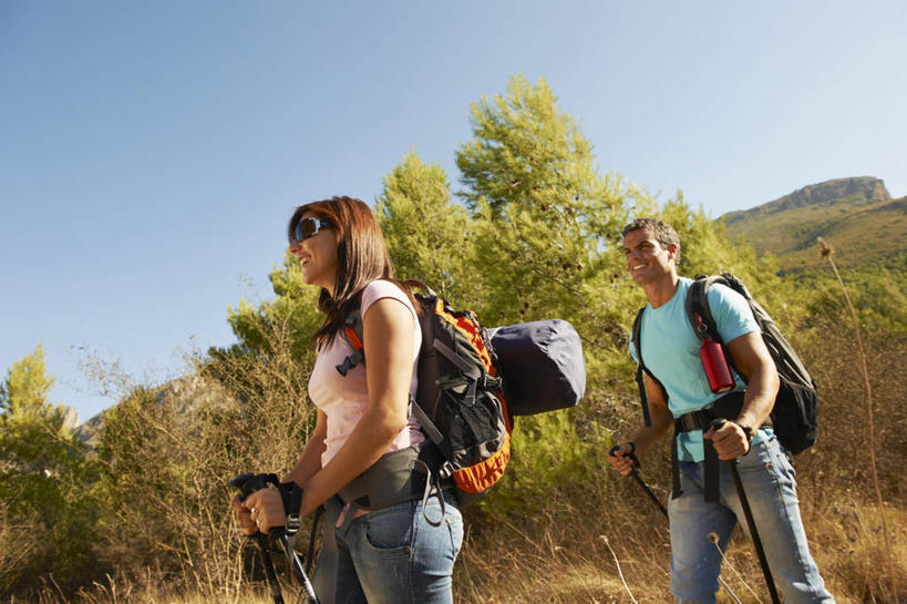 西方人,两个人,家庭,夫妻,走,笑,微笑,横图,室外,白天,仰视,爱情,草地,草坪,山,植物,欧洲,欧洲人,阴影,服装,裤子,光线,包,工具,器材,影子,山峰,山峦,浪漫,旅行包,注视,牛仔裤,休闲装,草,树,树木,衣服,蓝色,绿色,蓝天,天空,阳光,自然,背包,天,观察,看,休闲,温暖,温馨,一家人,休闲服,器械,恩爱,恋人,服饰,生长,晴朗,成长,拐杖,观看,和睦,察看,关注,露营,睡袋,野营,万里无云,宿营,登山杖,快捷,辅助设备,方便,旅游包,登山棍,男人,男性,年轻女性,女人,女性,中年男性,白种人,年轻人,夫妇,情侣,晴空,晴空万里,步行,登山,爬山,散步,走路,半身,彩图,低角度拍摄,伴侣,融洽,双肩包