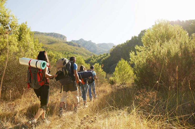 西方人,四个人,夫妻,伙伴,朋友,走,横图,室外,白天,爱情,友谊,草地,草坪,山,植物,欧洲,欧洲人,阴影,服装,裤子,光线,包,工具,器材,影子,山峰,山峦,浪漫,旅行包,牛仔裤,休闲装,草,树,树木,背面,衣服,蓝色,绿色,蓝天,天空,阳光,自然,背包,天,休闲,休闲服,器械,恩爱,恋人,服饰,生长,晴朗,成长,拐杖,露营,睡袋,野营,万里无云,宿营,登山杖,快捷,辅助设备,方便,旅游包,登山棍,友情,男人,男性,年轻男性,年轻女性,女人,女性,中年男性,白种人,夫妇,情侣,晴空,晴空万里,步行,登山,爬山,散步,走路,彩图,全身,伴侣,双肩包