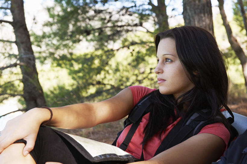 西方人,一个人,坐,笑,微笑,横图,室外,白天,正面,树林,植物,道路,地图,欧洲,欧洲人,仅一个年轻女性,仅一个女性,仅一个人,阴影,服装,朦胧,模糊,光线,信息,包,影子,棕色,交通,旅行包,注视,休闲装,方向,树,树木,衣服,蓝色,绿色,蓝天,天空,阳光,自然,背包,天,观察,看,休闲,休闲服,服饰,生长,晴朗,成长,观看,引导,指引,察看,关注,万里无云,旅游包,年轻女性,女人,女性,白种人,长发,晴空,晴空万里,屈膝,坐着,半身,彩图,导航,双肩包