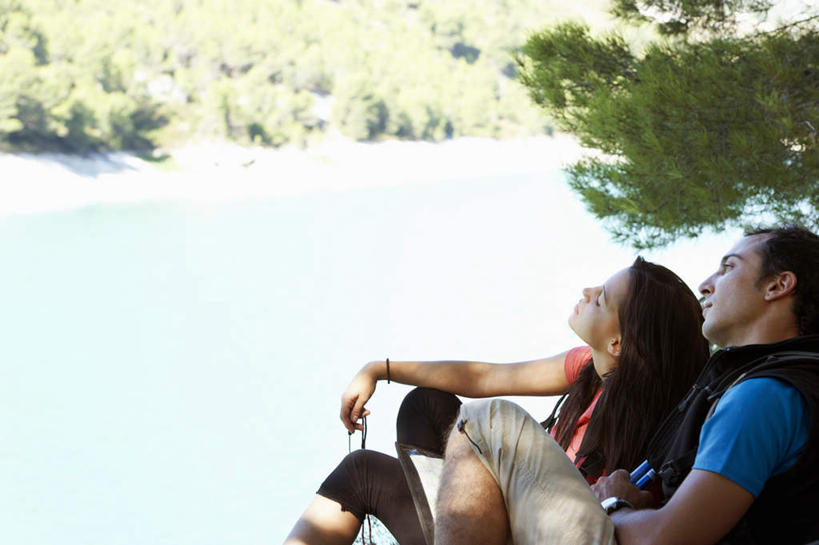 西方人,两个人,家庭,夫妻,坐,闭眼,抱,笑,微笑,横图,室外,白天,侧面,爱情,湖,湖泊,树林,水,植物,欧洲,欧洲人,阴影,服装,光线,包,影子,湖面,水流,水面,浪漫,旅行包,休闲装,树,树木,衣服,绿色,阳光,自然,背包,湖水,休闲,温暖,温馨,一家人,休闲服,恩爱,恋人,服饰,生长,成长,抱着,和睦,搂着,露营,睡袋,野营,宿营,快捷,方便,旅游包,男人,男性,年轻男性,年轻女性,女人,女性,白种人,年轻人,夫妇,情侣,屈膝,闭眼睛,闭着眼,闭着眼睛,搂,搂抱,坐着,半身,彩图,伴侣,融洽,双肩包