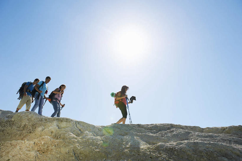 西方人,四个人,夫妻,伙伴,朋友,站,横图,室外,白天,仰视,爱情,友谊,石头,太阳,欧洲,欧洲人,握,阴影,服装,裤子,光线,包,工具,器材,石子,影子,浪漫,拿,旅行包,拿着,注视,牛仔裤,休闲装,衣服,蓝色,蓝天,天空,阳光,背包,天,观察,看,站着,休闲,休闲服,器械,恩爱,握着,恋人,服饰,晴朗,拐杖,观看,察看,关注,露营,睡袋,野营,万里无云,宿营,登山杖,快捷,辅助设备,方便,旅游包,登山棍,友情,男人,男性,年轻男性,年轻女性,女人,女性,中年男性,白种人,夫妇,情侣,石块,岩石,晴空,晴空万里,登山,爬山,站立,彩图,低角度拍摄,全身,眩光,伴侣,双肩包