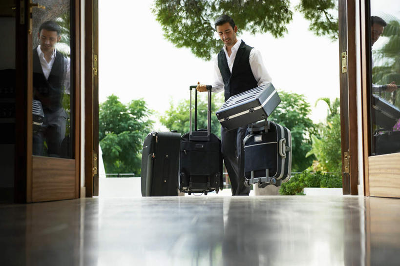 西方人,一个人,前台,服务员,门童,走,横图,室外,白天,正面,工作服,制服,植物,门,欧洲,欧洲人,仅一个男性,仅一个人,握,阴影,光线,拉杆箱,旅行箱,影子,地面,拿,拎,拿着,注视,树,树木,仅一个年轻男性,绿色,天空,阳光,自然,行李箱,箱子,门框,天,观察,看,握着,生长,成长,观看,马甲,出差,察看,关注,工作制服,接待员,男人,男性,年轻男性,白种人,服务生,侍者,步行,走路,彩图,全身,工作套服,旅行,拎着