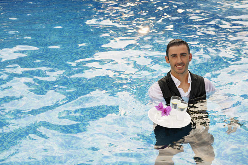 西方人,一个人,服务员,游泳池,站,横图,俯视,室外,白天,工作服,制服,水,杯子,托盘,欧洲,欧洲人,仅一个男性,仅一个人,握,波纹,盛开,水池,水面,涟漪,拿,花蕾,拿着,注视,泳池,玻璃制品,花,花瓣,花朵,鲜花,仅一个年轻男性,两朵,紫色,倒影,水纹,水杯,波浪,花苞,花蕊,观察,看,站着,握着,观看,马甲,波光粼粼,察看,倒映,关注,水晕,工作制服,反照,男人,男性,年轻男性,白种人,服务生,侍者,玻璃杯,站立,半身,彩图,高角度拍摄,工作套服