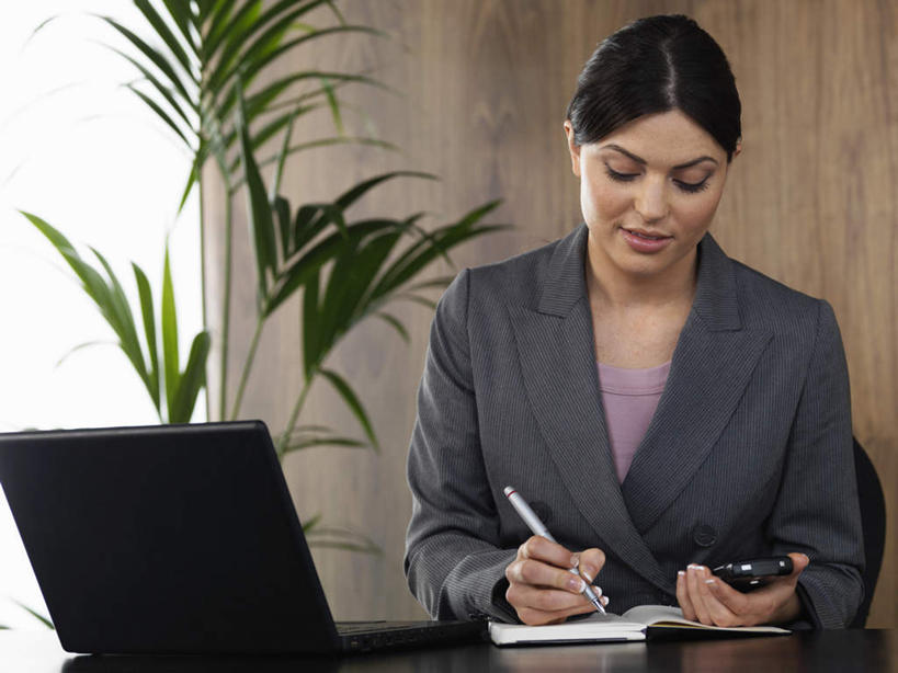 西方人,一个人,商务人士,商务女性,办公室,坐,笑,打电话,微笑,露齿笑,横图,室内,白天,正面,电脑,笔记本电脑,植物,窗户,电话,手机,椅子,欧洲,欧洲人,仅一个年轻女性,仅一个女性,仅一个人,握,套装,网络,笔,盆栽,墙,办公用品,记事本,盆景,拿,拿着,注视,通讯设备,玻璃窗,墙壁,墙面,文具,绿色,自然,本子,笔记本,会议椅,学习用品,观察,看,握着,生长,成长,观看,办公椅,文具用品,察看,无线,关注,通信设备,商务装,无线网络,无线上网,便携式电脑,工薪阶层,商务椅,培训椅,交流,手提电脑,年轻女性,女人,女性,白种人,白领,上班族,沟通,通话,坐着,半身,彩图