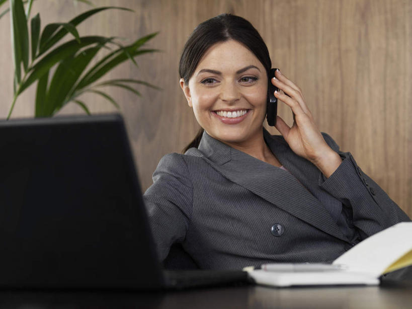 西方人,一个人,商务人士,商务女性,办公室,坐,笑,打电话,微笑,露齿笑,横图,室内,白天,正面,电脑,笔记本电脑,植物,电话,手机,欧洲,欧洲人,仅一个年轻女性,仅一个女性,仅一个人,握,套装,网络,盆栽,墙,记事本,盆景,拿,拿着,注视,通讯设备,墙壁,墙面,绿色,自然,本子,笔记本,观察,看,握着,生长,成长,观看,察看,无线,关注,通信设备,商务装,无线网络,无线上网,便携式电脑,工薪阶层,交流,手提电脑,年轻女性,女人,女性,白种人,白领,上班族,沟通,通话,坐着,半身,彩图