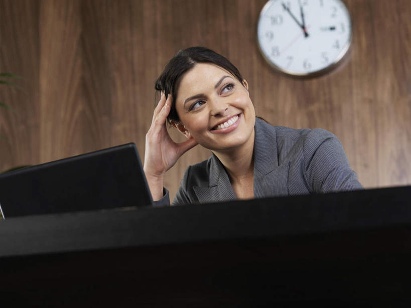 西方人,一个人,商务人士,商务女性,办公室,坐,笑,微笑,露齿笑,横图,室内,白天,仰视,电脑,笔记本电脑,欧洲,欧洲人,仅一个年轻女性,仅一个女性,仅一个人,撑,套装,时间,网络,时钟,墙,计时,托腮,注视,通讯设备,墙壁,墙面,挂钟,钟表,观察,看,托,表,观看,察看,无线,关注,托下巴,通信设备,商务装,无线网络,无线上网,便携式电脑,工薪阶层,手提电脑,年轻女性,女人,女性,白种人,白领,上班族,钟,坐着,半身,彩图,低角度拍摄