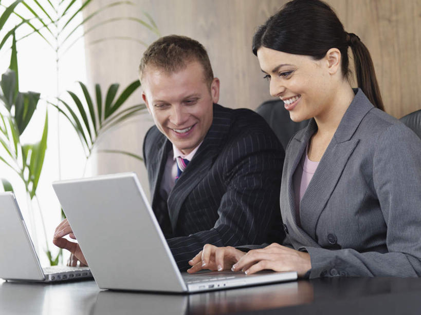 西方人,两个人,商务人士,商务男性,商务女性,办公室,坐,笑,微笑,露齿笑,横图,室内,白天,正面,衬衫,电脑,笔记本电脑,植物,窗户,椅子,欧洲,欧洲人,敲打,套装,工作,网络,盆栽,墙,盆景,注视,输入,通讯设备,玻璃窗,墙壁,墙面,绿色,自然,会议椅,打字,观察,看,生长,成长,观看,点击,敲击,办公椅,察看,无线,关注,通信设备,商务装,无线网络,无线上网,便携式电脑,工薪阶层,商务椅,培训椅,按键,手提电脑,男人,男性,年轻男性,年轻女性,女人,女性,白种人,白领,上班族,坐着,半身,彩图,衬衣