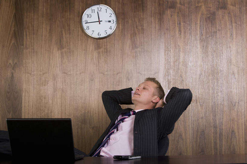 西方人,一个人,商务人士,商务男性,办公室,坐,闭眼,横图,室内,白天,正面,衬衫,电脑,笔记本电脑,桌面,桌子,欧洲,欧洲人,仅一个男性,仅一个人,套装,时间,网络,时钟,办公桌,墙,记事本,计时,通讯设备,墙壁,墙面,仅一个年轻男性,本子,笔记本,挂钟,钟表,休息,表,双手抱头,无线,通信设备,商务装,无线网络,无线上网,便携式电脑,工薪阶层,手提电脑,男人,男性,年轻男性,白种人,白领,上班族,钟,闭眼睛,闭着眼,闭着眼睛,坐着,半身,彩图,衬衣