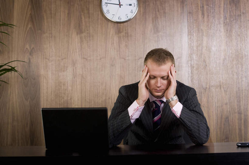 西方人,一个人,商务人士,商务男性,办公室,坐,闭眼,打电话,横图,室内,白天,正面,衬衫,电脑,笔记本电脑,植物,桌面,桌子,电话,手机,欧洲,欧洲人,仅一个男性,仅一个人,撑,套装,时间,网络,盆栽,时钟,办公桌,墙,盆景,计时,托腮,通讯设备,墙壁,墙面,仅一个年轻男性,绿色,自然,挂钟,钟表,托,思考,表,生长,成长,无线,托下巴,通信设备,商务装,无线网络,无线上网,便携式电脑,工薪阶层,思虑,交流,手提电脑,男人,男性,年轻男性,白种人,白领,上班族,钟,闭眼睛,闭着眼,闭着眼睛,沟通,通话,坐着,半身,彩图,衬衣