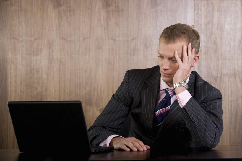 西方人,一个人,商务人士,商务男性,办公室,坐,横图,室内,白天,正面,衬衫,电脑,笔记本电脑,桌面,桌子,欧洲,欧洲人,仅一个男性,仅一个人,撑,套装,时间,网络,时钟,手表,办公桌,墙,计时,托腮,注视,通讯设备,墙壁,墙面,仅一个年轻男性,钟表,观察,看,托,疲倦,表,观看,腕表,察看,疲劳,无线,疲惫,关注,托下巴,失落,通信设备,商务装,无线网络,无线上网,便携式电脑,工薪阶层,疲乏,手提电脑,男人,男性,年轻男性,白种人,白领,上班族,钟,坐着,半身,彩图,衬衣