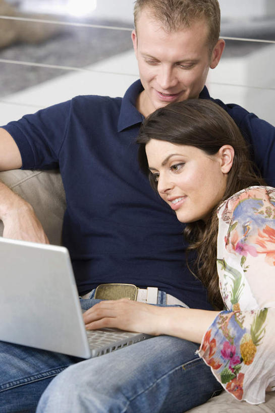 西方人,两个人,家庭,夫妻,客厅,坐,笑,微笑,露齿笑,竖图,室内,白天,正面,爱情,电脑,笔记本电脑,沙发,欧洲,欧洲人,敲打,服装,网络,浪漫,注视,休闲装,输入,通讯设备,衣服,打字,观察,看,靠,靠着,休闲,温暖,温馨,一家人,休闲服,恩爱,恋人,服饰,观看,点击,敲击,和睦,察看,无线,起居室,关注,通信设备,无线网络,布艺沙发,无线上网,便携式电脑,客堂,按键,手提电脑,男人,男性,年轻男性,年轻女性,女人,女性,白种人,年轻人,长发,卷发,夫妇,情侣,坐着,半身,彩图,伴侣,融洽