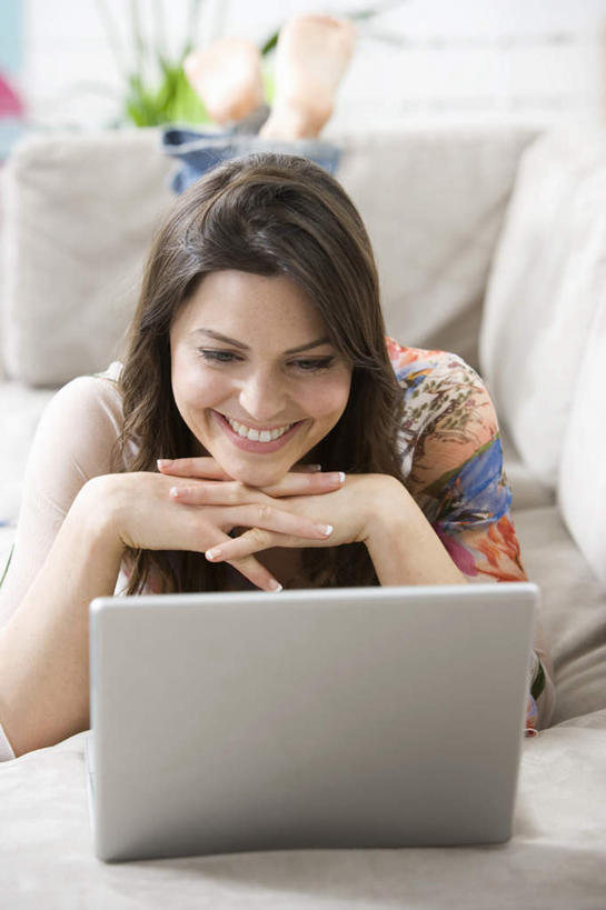 西方人,一个人,客厅,笑,微笑,露齿笑,竖图,室内,白天,正面,电脑,笔记本电脑,植物,沙发,欧洲,欧洲人,仅一个年轻女性,仅一个女性,仅一个人,撑,花纹,服装,网络,盆栽,图案,棕色,盆景,托腮,注视,休闲装,通讯设备,衣服,绿色,自然,观察,看,趴着,托,休闲,休闲服,服饰,生长,成长,观看,察看,无线,起居室,关注,托下巴,通信设备,无线网络,布艺沙发,无线上网,便携式电脑,客堂,手提电脑,年轻女性,女人,女性,白种人,长发,卷发,趴,彩图,全身